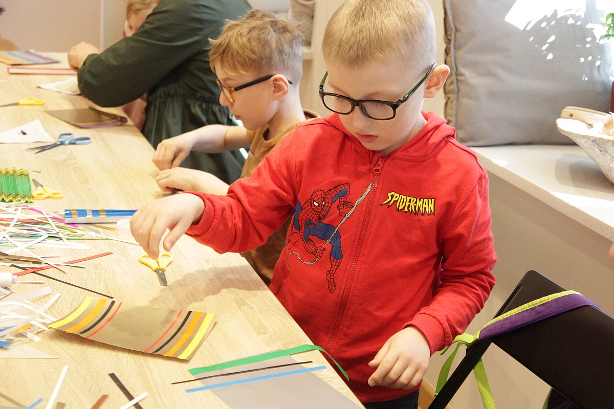 Warsztaty rodzinne w Muzeum Kultury Kurpiowskiej [23.04.2023] - zdjęcie #7 - eOstroleka.pl