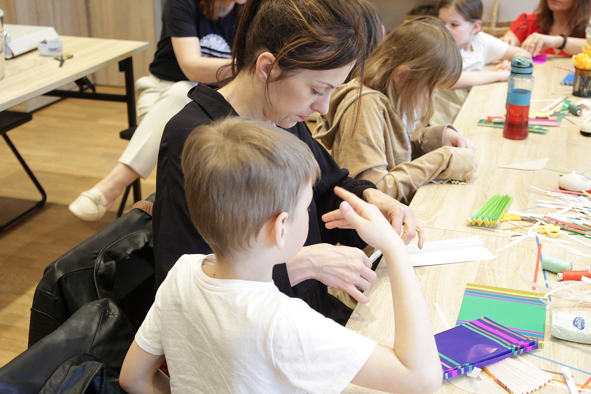 Warsztaty rodzinne w Muzeum Kultury Kurpiowskiej [23.04.2023] - zdjęcie #5 - eOstroleka.pl