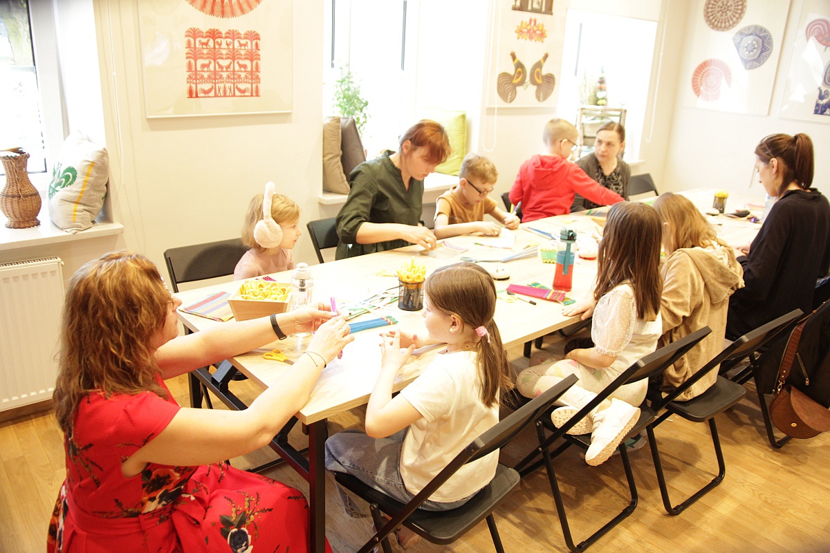 Warsztaty rodzinne w Muzeum Kultury Kurpiowskiej [23.04.2023] - zdjęcie #2 - eOstroleka.pl