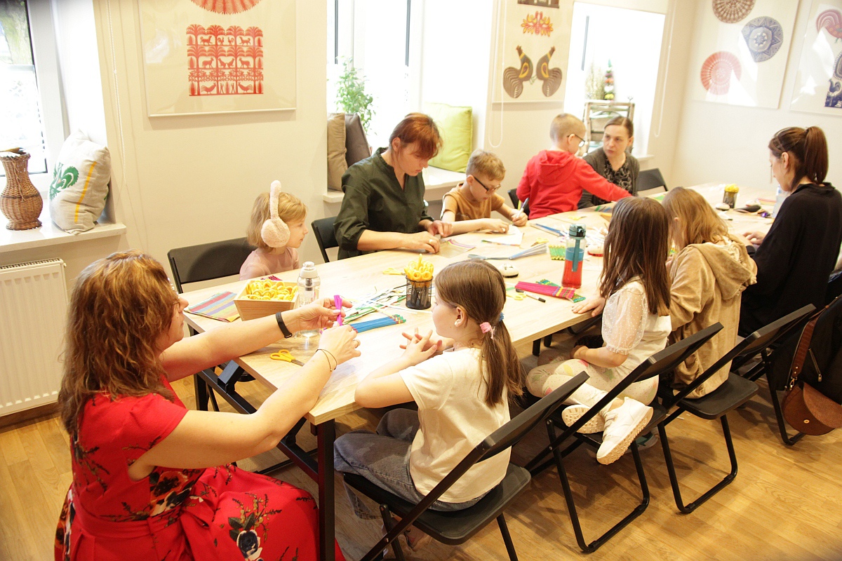 Warsztaty rodzinne w Muzeum Kultury Kurpiowskiej [23.04.2023] - zdjęcie #1 - eOstroleka.pl