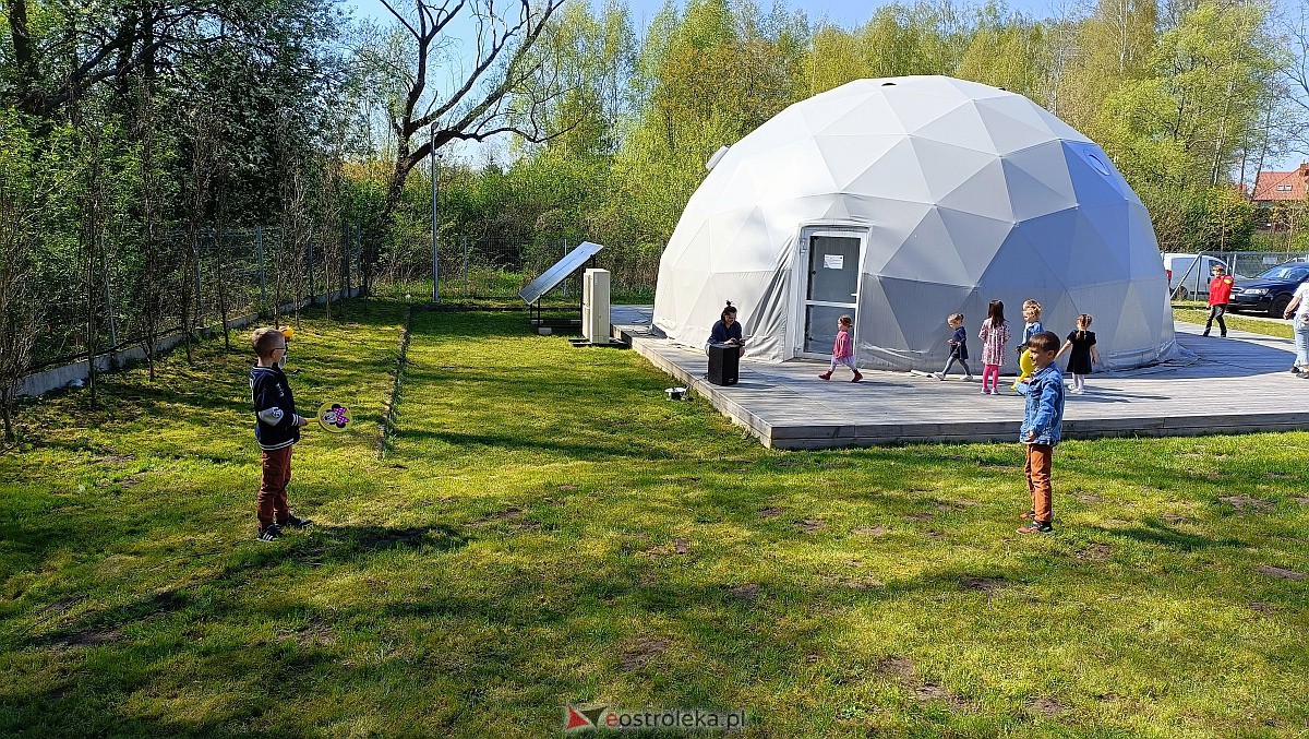 Ostrołęka świętuje Dzień Ziemi. Rodzinny piknik w Multimedialnym Centrum Natura [23.04.2023] - zdjęcie #43 - eOstroleka.pl