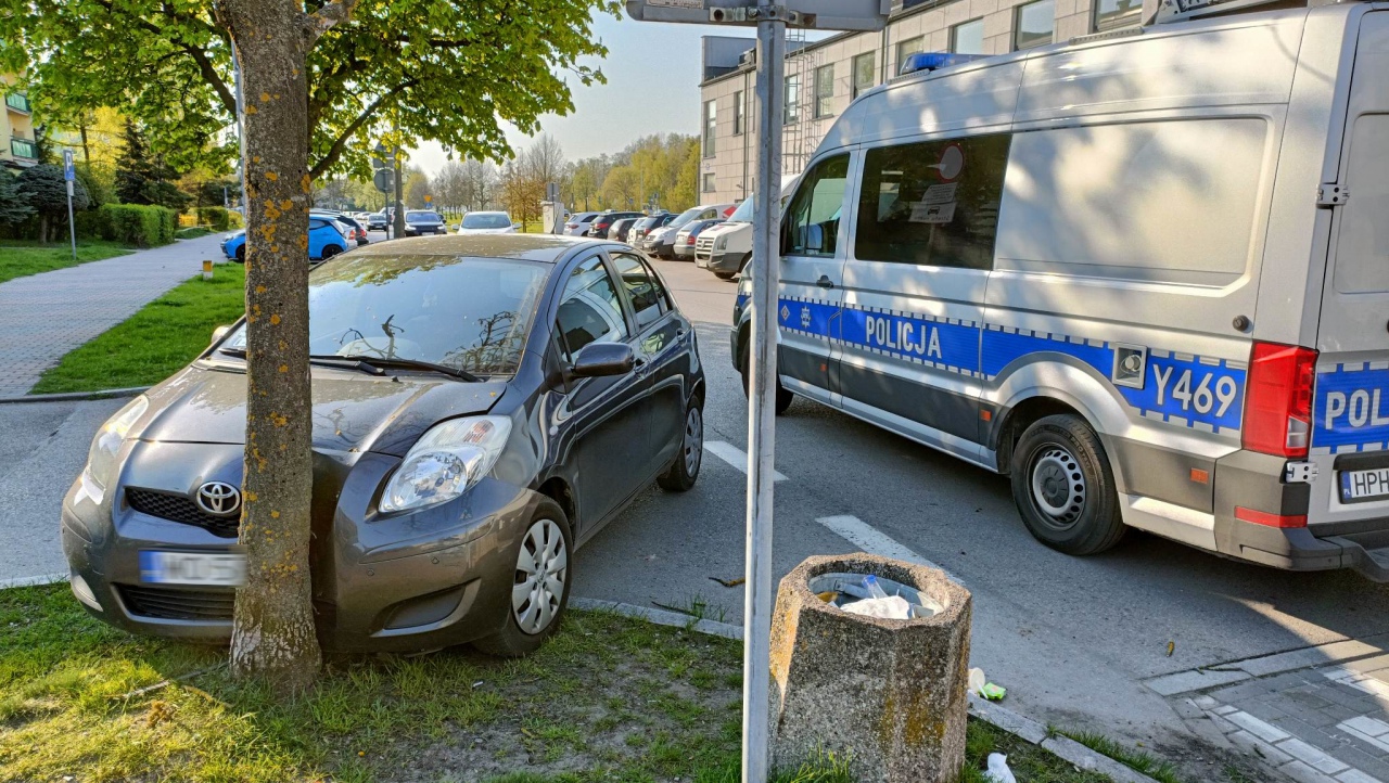 Kolizja na osiedlu Centrum. Sprawca pijany [24.04.2023] - zdjęcie #6 - eOstroleka.pl