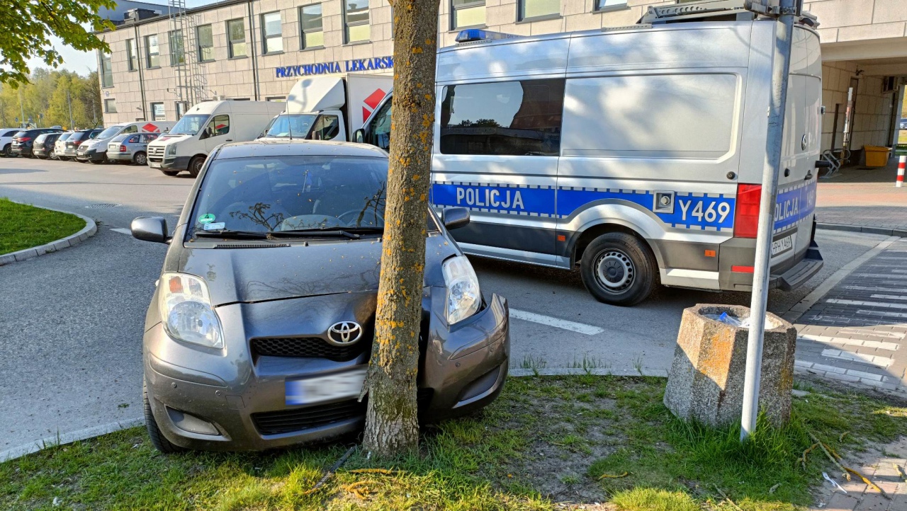 Kolizja na osiedlu Centrum. Sprawca pijany [24.04.2023] - zdjęcie #5 - eOstroleka.pl
