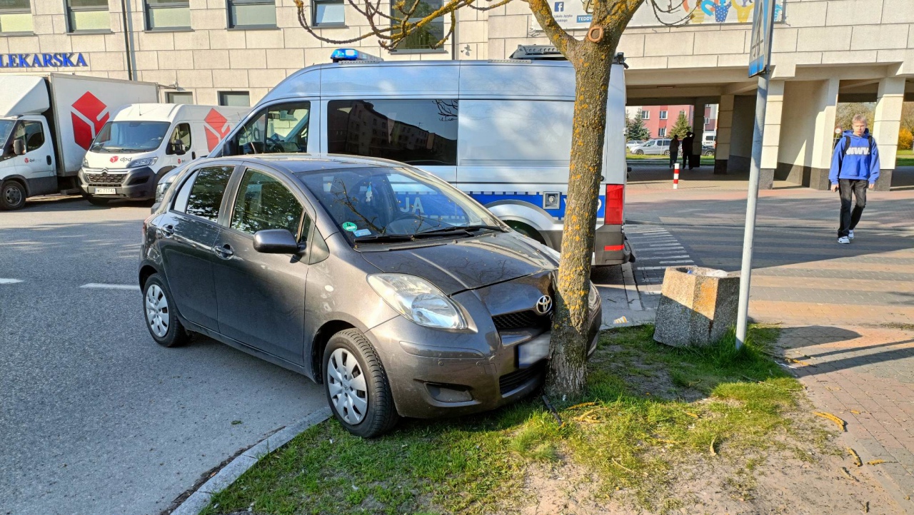 Kolizja na osiedlu Centrum. Sprawca pijany [24.04.2023] - zdjęcie #1 - eOstroleka.pl