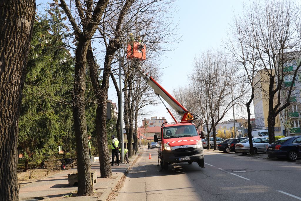 Ostrołęka: Wymieniają uliczne latarnie w centrum miasta [25.04.2023] - zdjęcie #5 - eOstroleka.pl