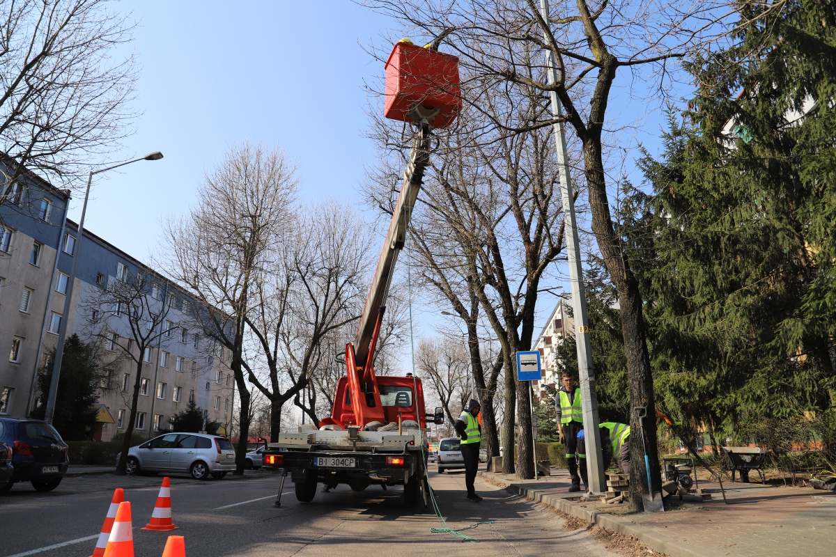 Ostrołęka: Wymieniają uliczne latarnie w centrum miasta [25.04.2023] - zdjęcie #1 - eOstroleka.pl