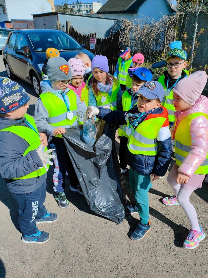 “Kraina Radości” w akcji “Sprzątamy dla Polski” [21.04.2023] - zdjęcie #8 - eOstroleka.pl