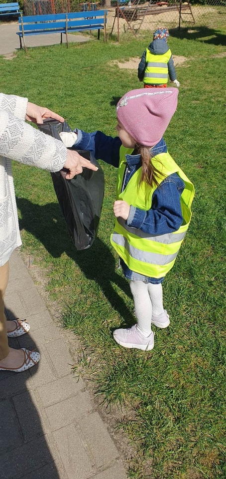 “Kraina Radości” w akcji “Sprzątamy dla Polski” [21.04.2023] - zdjęcie #1 - eOstroleka.pl