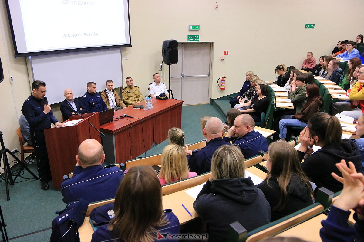 Rozmawiali z młodzieżą o bezpieczeństwie w sieci i cyberprzestępstwach [25.04.2023] - zdjęcie #55 - eOstroleka.pl