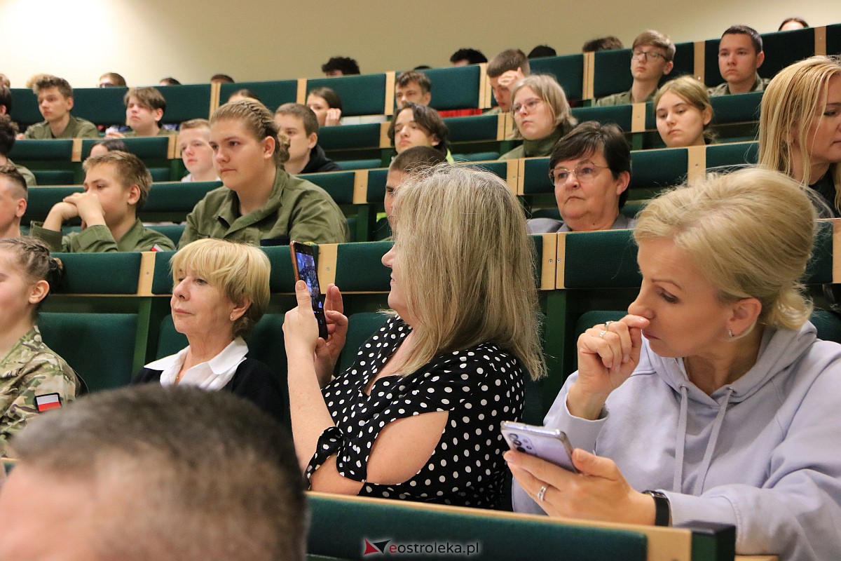 Rozmawiali z młodzieżą o bezpieczeństwie w sieci i cyberprzestępstwach [25.04.2023] - zdjęcie #52 - eOstroleka.pl