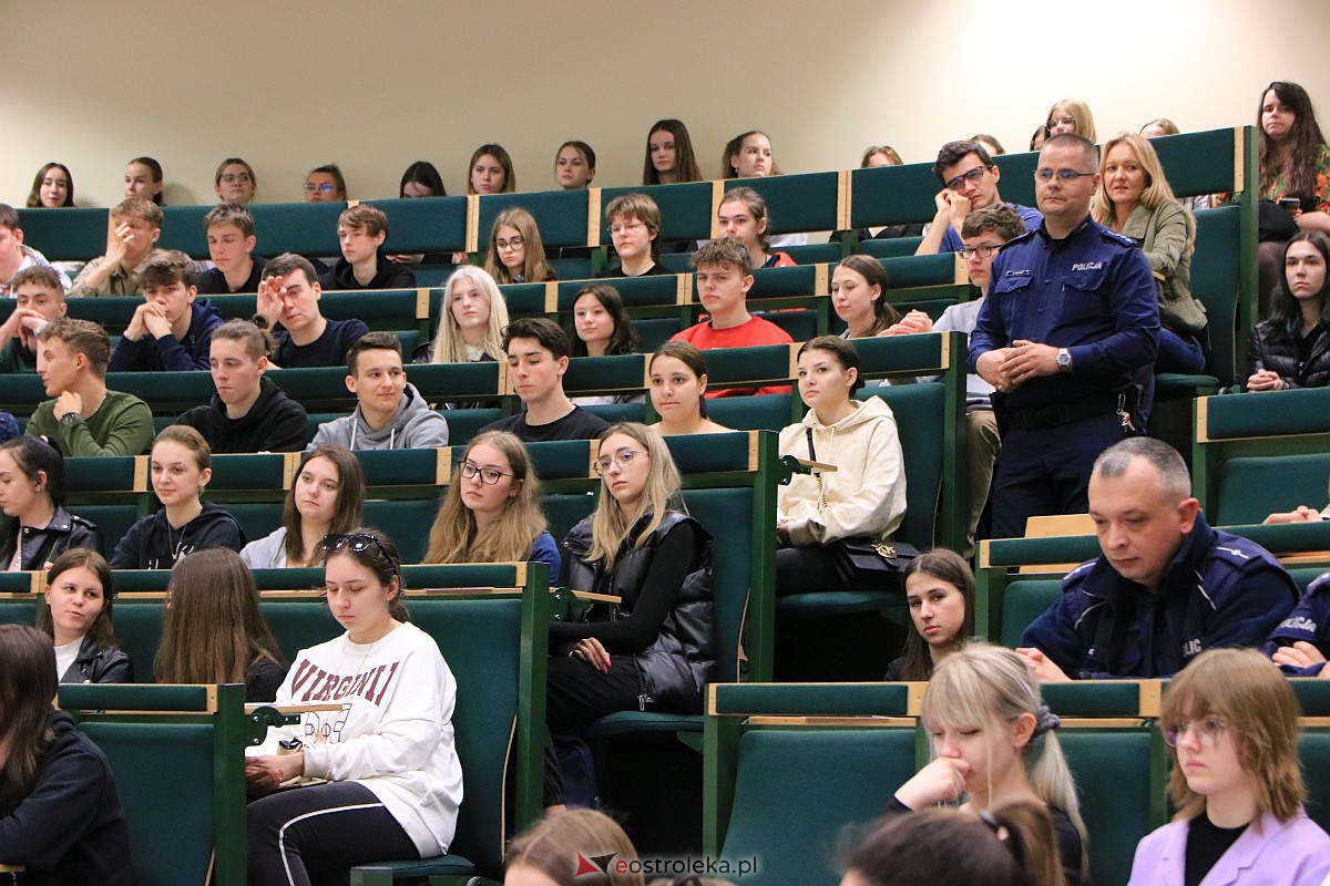 Rozmawiali z młodzieżą o bezpieczeństwie w sieci i cyberprzestępstwach [25.04.2023] - zdjęcie #42 - eOstroleka.pl