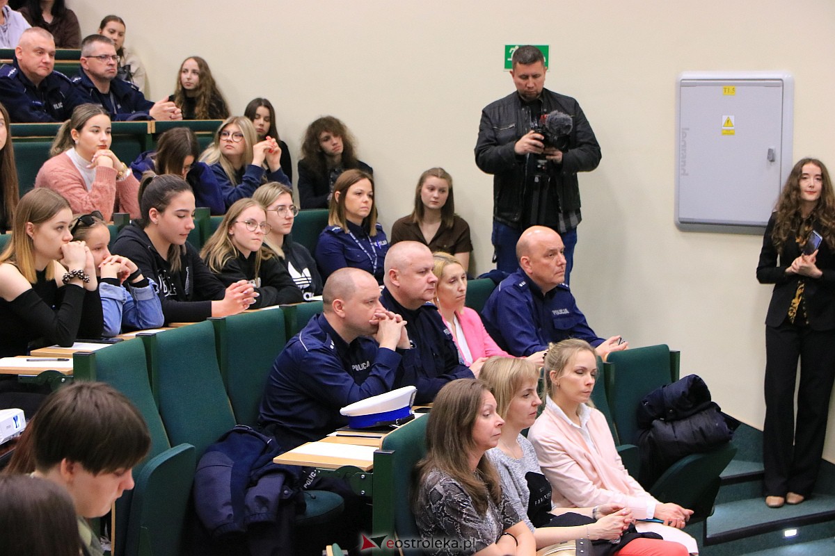 Rozmawiali z młodzieżą o bezpieczeństwie w sieci i cyberprzestępstwach [25.04.2023] - zdjęcie #14 - eOstroleka.pl