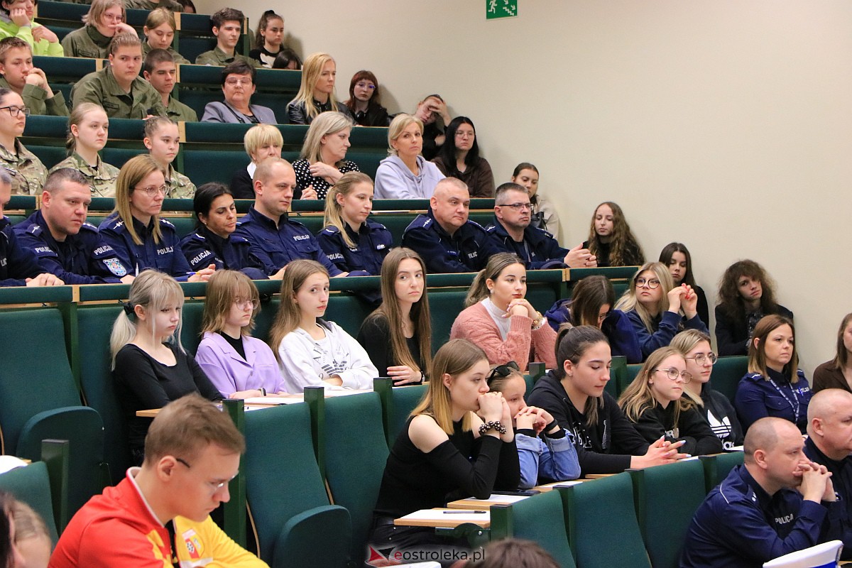 Rozmawiali z młodzieżą o bezpieczeństwie w sieci i cyberprzestępstwach [25.04.2023] - zdjęcie #13 - eOstroleka.pl