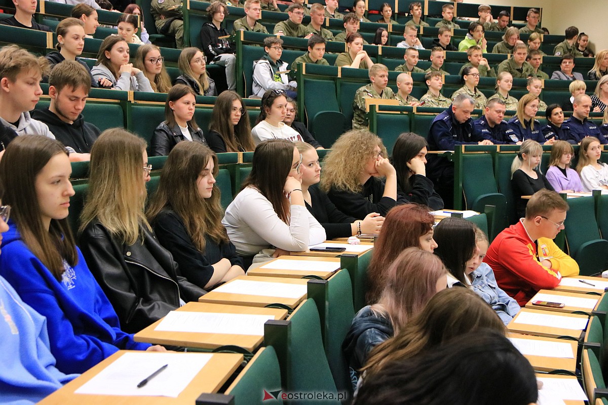 Rozmawiali z młodzieżą o bezpieczeństwie w sieci i cyberprzestępstwach [25.04.2023] - zdjęcie #11 - eOstroleka.pl