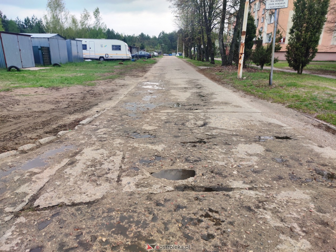 Droga wewnętrzna przy ul. Krańcowej [25.04.2023] - zdjęcie #1 - eOstroleka.pl