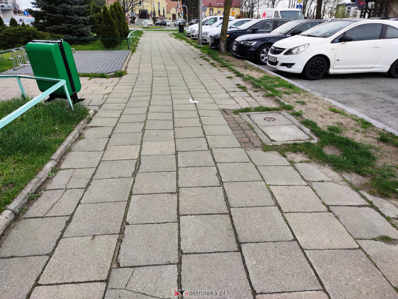 Chodnik przy ul. Sikorskiego [25.04.2023] - zdjęcie #5 - eOstroleka.pl