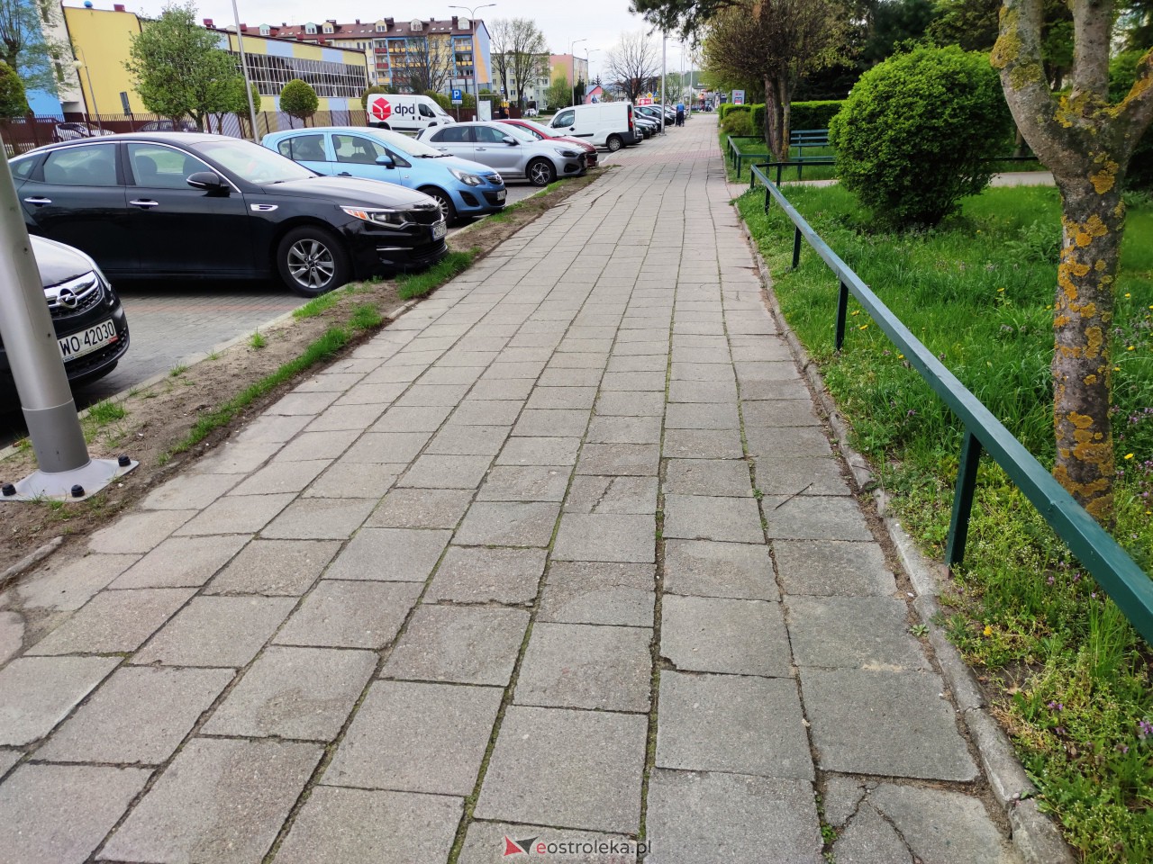 Chodnik przy ul. Sikorskiego [25.04.2023] - zdjęcie #4 - eOstroleka.pl