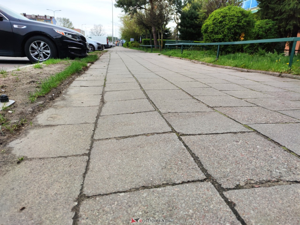 Chodnik przy ul. Sikorskiego [25.04.2023] - zdjęcie #3 - eOstroleka.pl