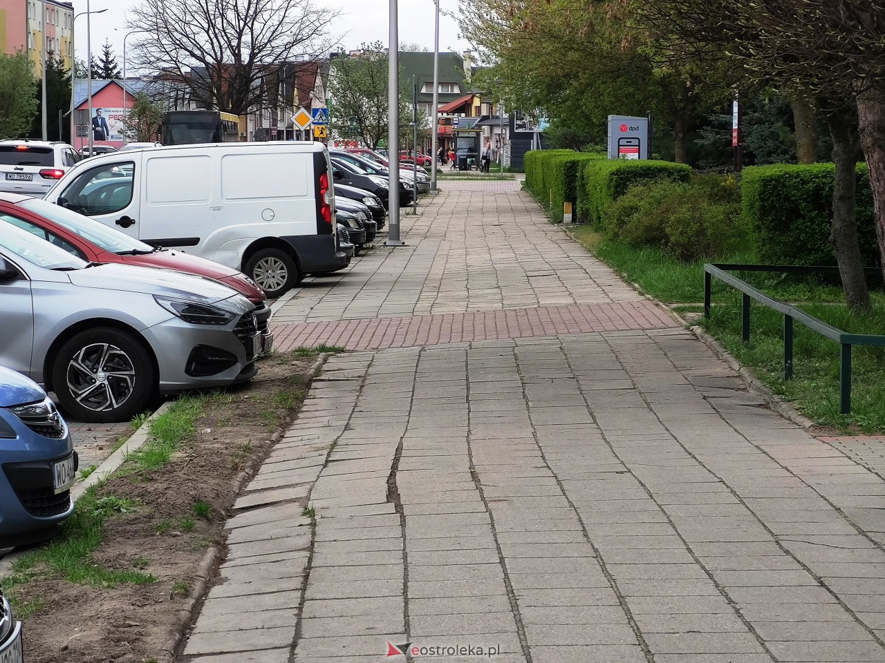 Chodnik przy ul. Sikorskiego [25.04.2023] - zdjęcie #2 - eOstroleka.pl