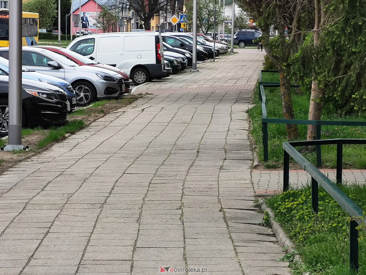 Chodnik przy ul. Sikorskiego [25.04.2023] - zdjęcie #1 - eOstroleka.pl