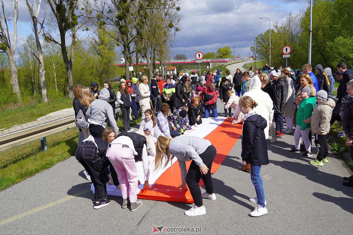 Najdłuższa flaga Polski jaka powstała w Ostrołęce [26.04.2023] - zdjęcie #40 - eOstroleka.pl