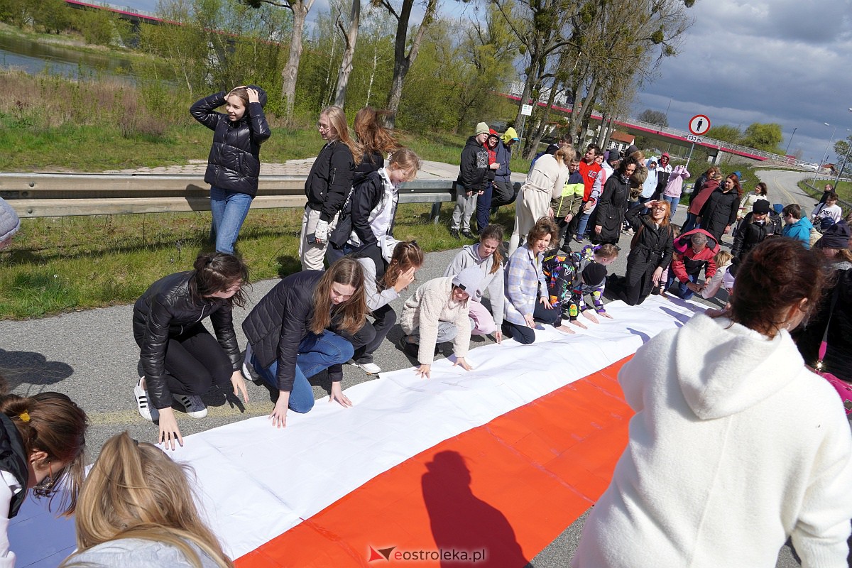 Najdłuższa flaga Polski jaka powstała w Ostrołęce [26.04.2023] - zdjęcie #39 - eOstroleka.pl
