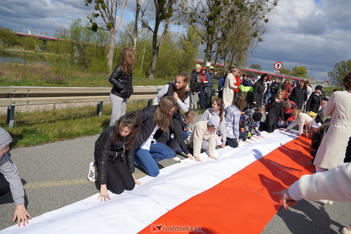 Najdłuższa flaga Polski jaka powstała w Ostrołęce [26.04.2023] - zdjęcie #3 - eOstroleka.pl