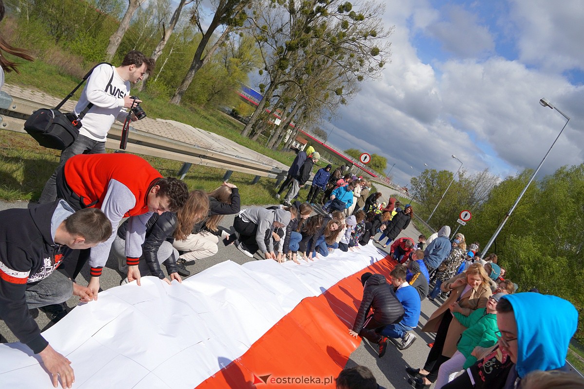 Najdłuższa flaga Polski jaka powstała w Ostrołęce [26.04.2023] - zdjęcie #4 - eOstroleka.pl
