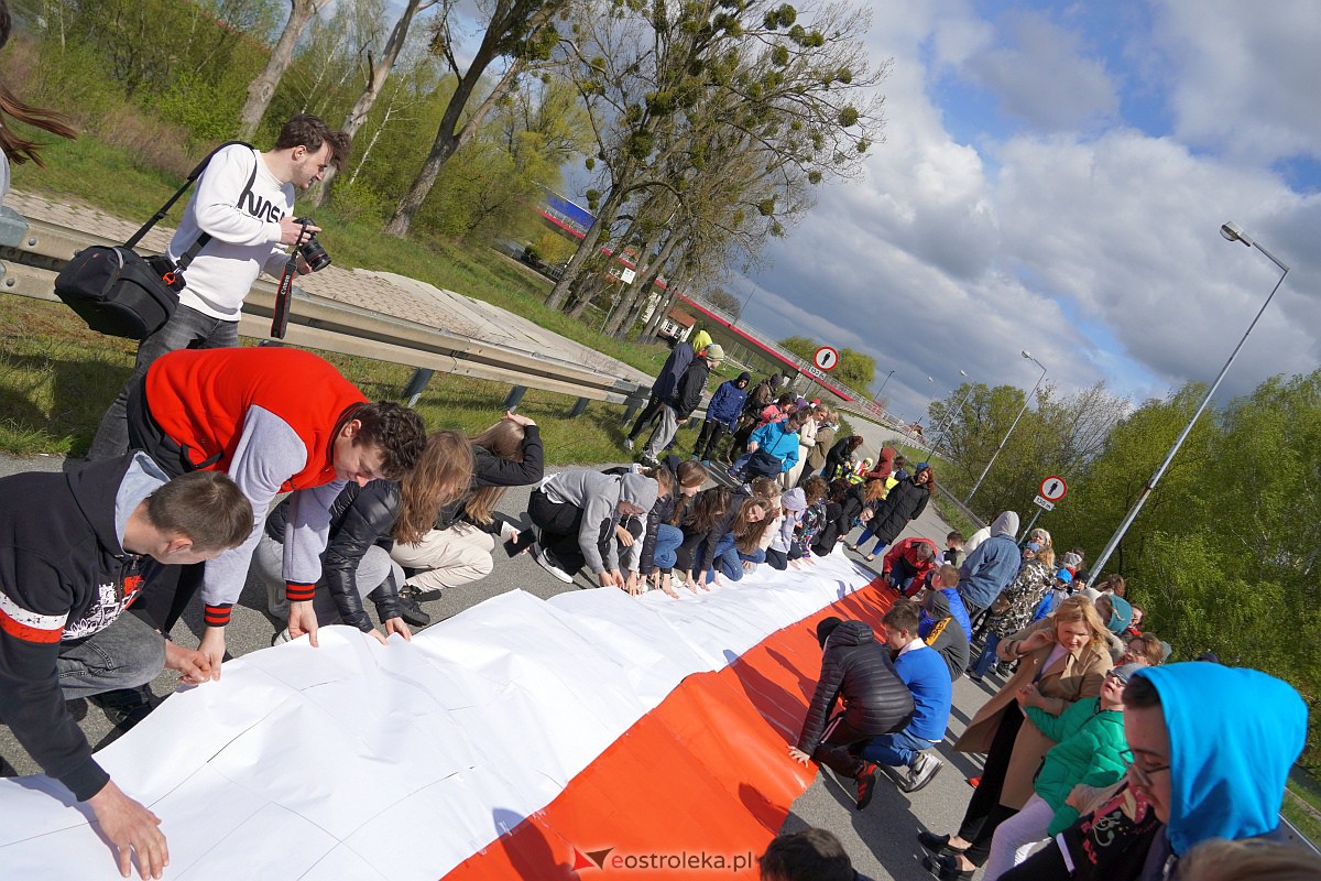 Najdłuższa flaga Polski jaka powstała w Ostrołęce [26.04.2023] - zdjęcie #37 - eOstroleka.pl