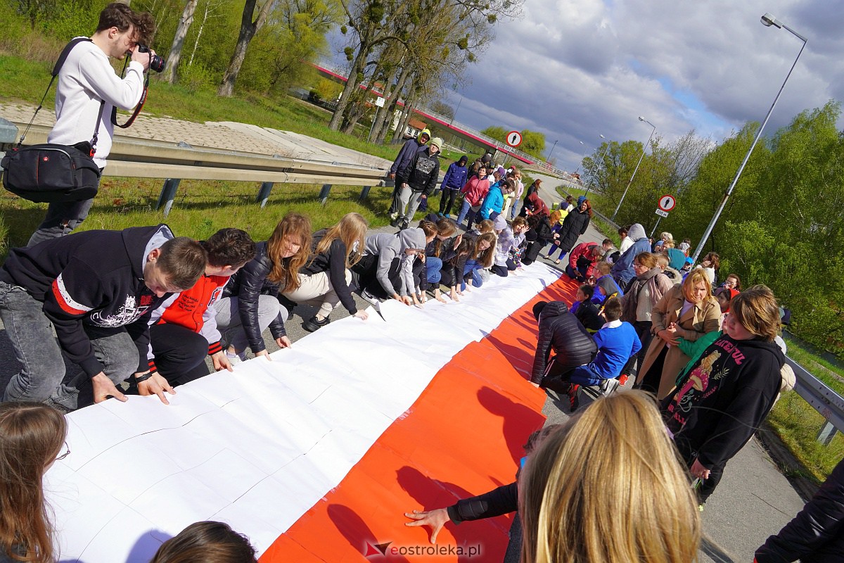 Najdłuższa flaga Polski jaka powstała w Ostrołęce [26.04.2023] - zdjęcie #36 - eOstroleka.pl