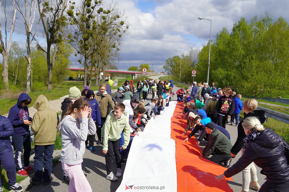 Najdłuższa flaga Polski jaka powstała w Ostrołęce [26.04.2023] - zdjęcie #34 - eOstroleka.pl