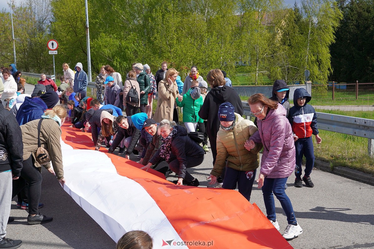Najdłuższa flaga Polski jaka powstała w Ostrołęce [26.04.2023] - zdjęcie #33 - eOstroleka.pl