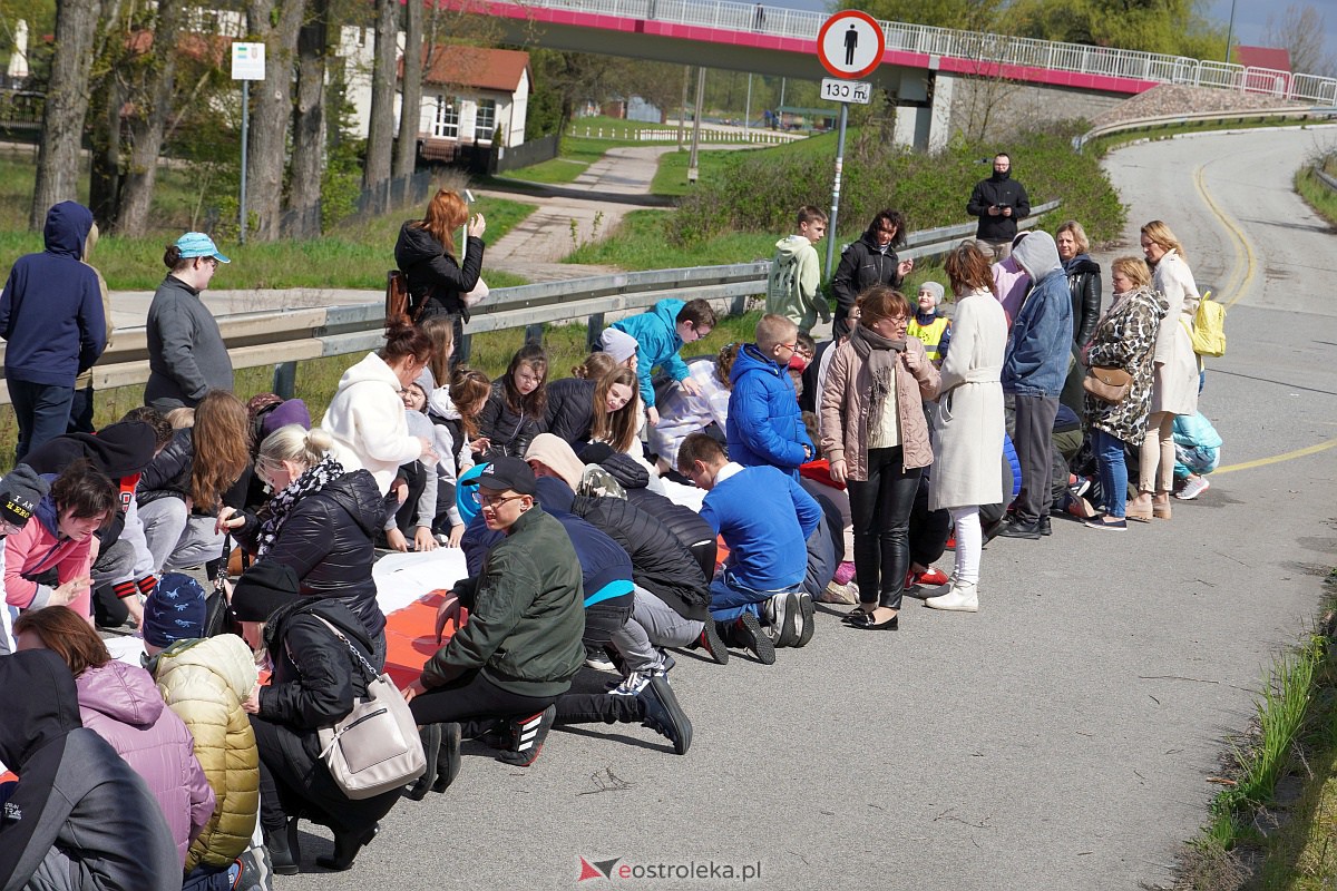 Najdłuższa flaga Polski jaka powstała w Ostrołęce [26.04.2023] - zdjęcie #29 - eOstroleka.pl