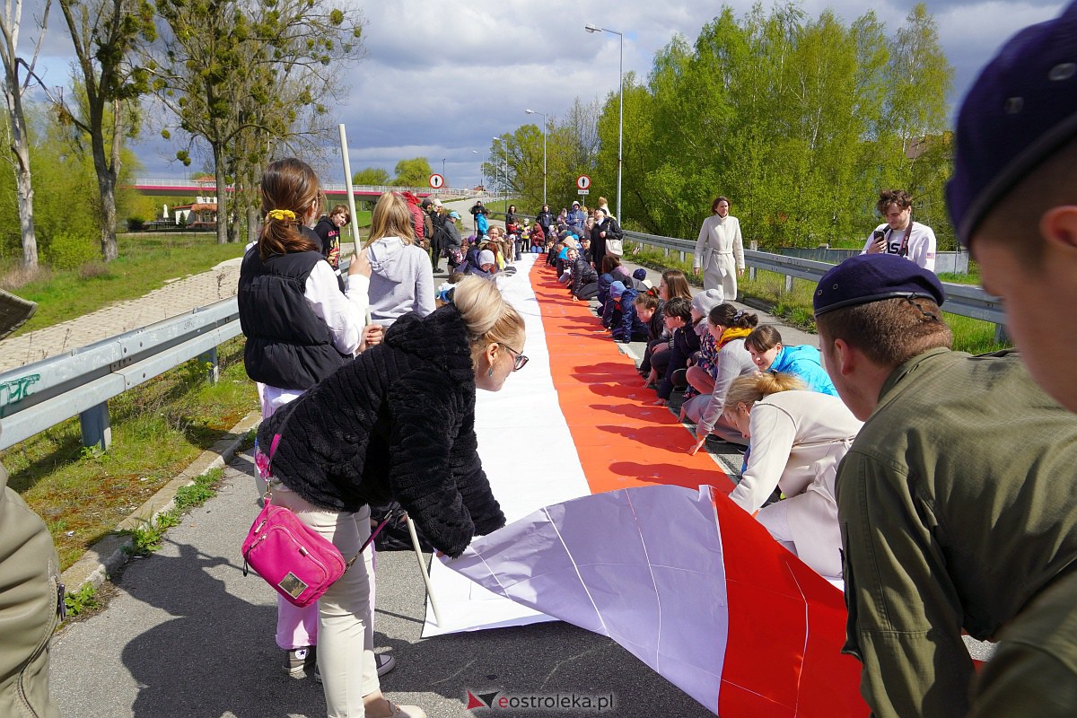 Najdłuższa flaga Polski jaka powstała w Ostrołęce [26.04.2023] - zdjęcie #13 - eOstroleka.pl