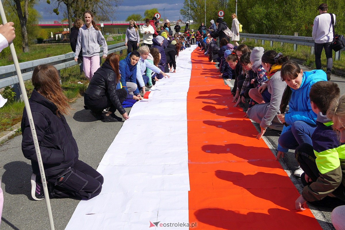 Najdłuższa flaga Polski jaka powstała w Ostrołęce [26.04.2023] - zdjęcie #25 - eOstroleka.pl