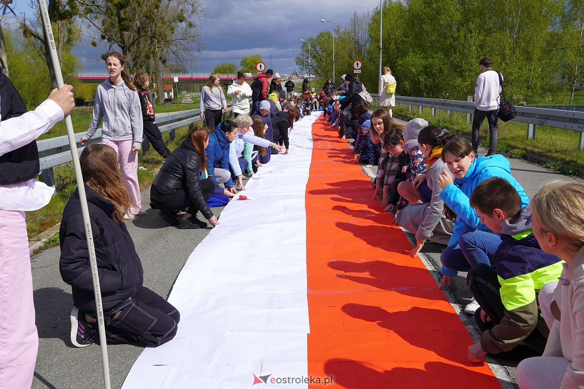 Najdłuższa flaga Polski jaka powstała w Ostrołęce [26.04.2023] - zdjęcie #24 - eOstroleka.pl