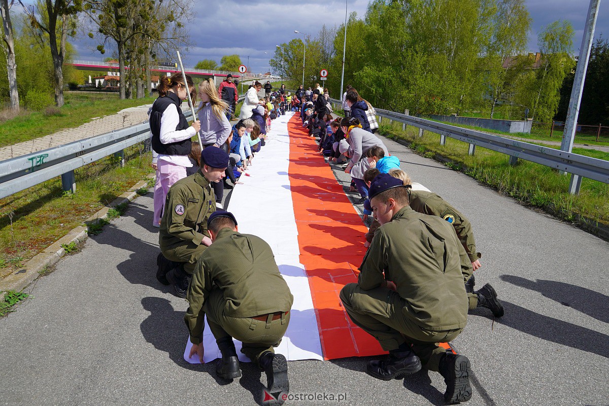 Najdłuższa flaga Polski jaka powstała w Ostrołęce [26.04.2023] - zdjęcie #23 - eOstroleka.pl