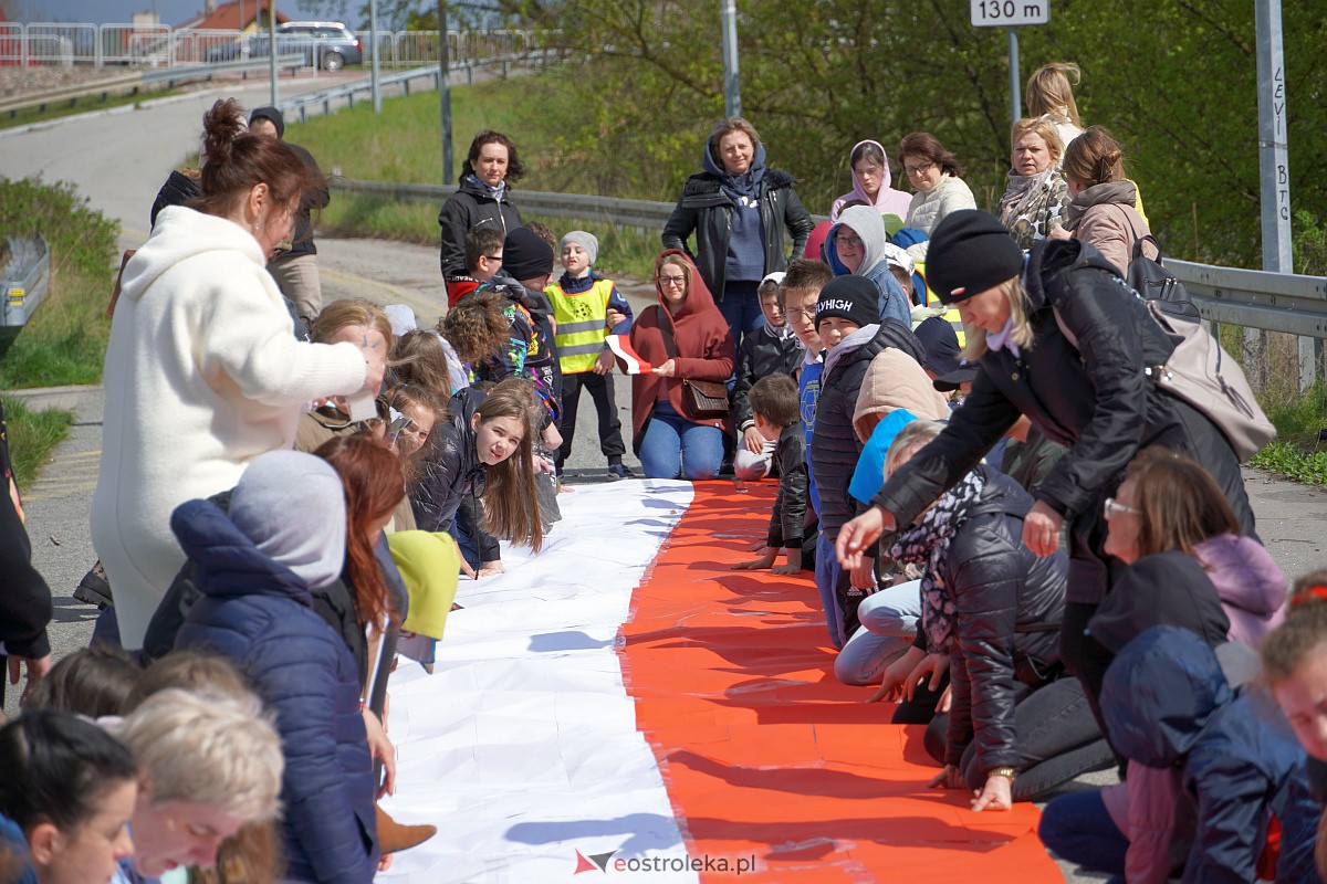 Najdłuższa flaga Polski jaka powstała w Ostrołęce [26.04.2023] - zdjęcie #22 - eOstroleka.pl
