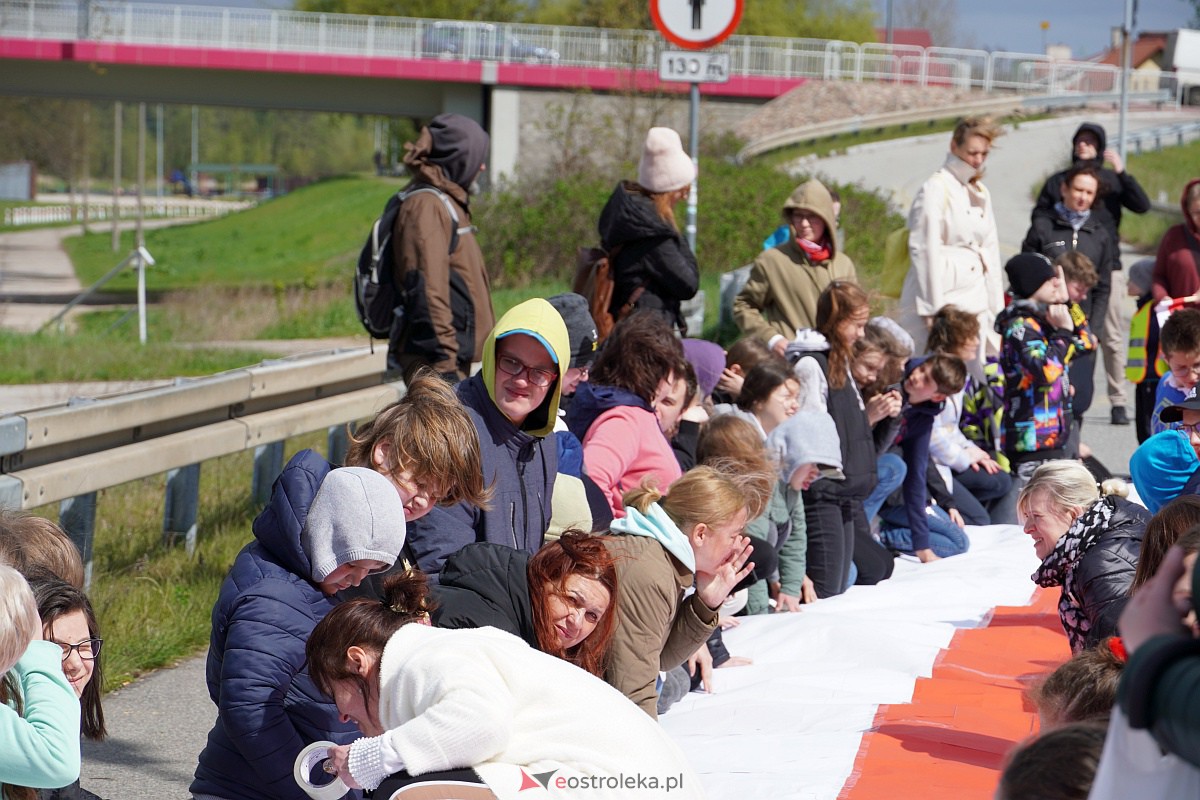 Najdłuższa flaga Polski jaka powstała w Ostrołęce [26.04.2023] - zdjęcie #20 - eOstroleka.pl