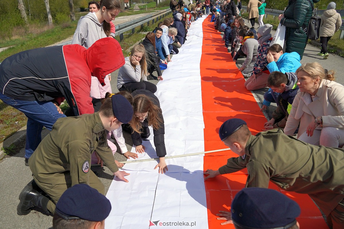 Najdłuższa flaga Polski jaka powstała w Ostrołęce [26.04.2023] - zdjęcie #19 - eOstroleka.pl