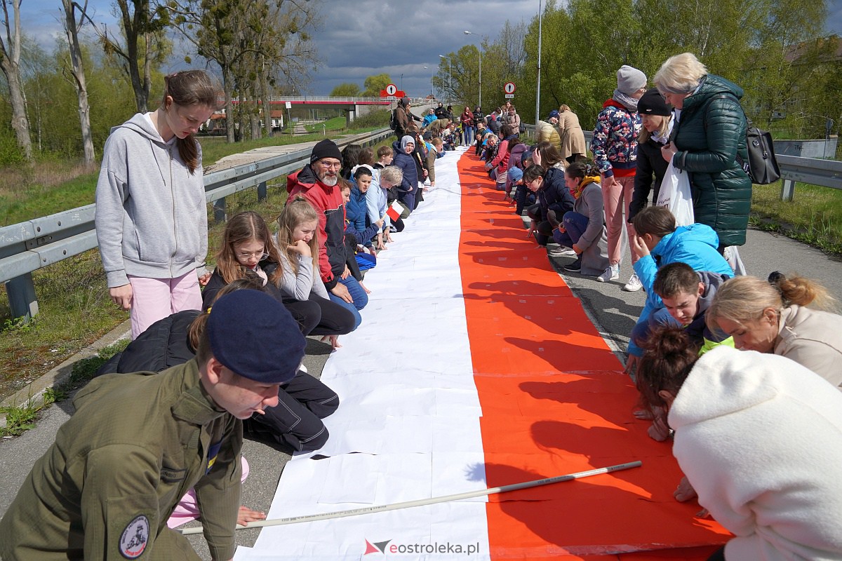 Najdłuższa flaga Polski jaka powstała w Ostrołęce [26.04.2023] - zdjęcie #17 - eOstroleka.pl