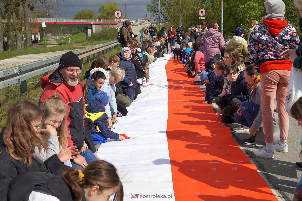 Najdłuższa flaga Polski jaka powstała w Ostrołęce [26.04.2023] - zdjęcie #16 - eOstroleka.pl