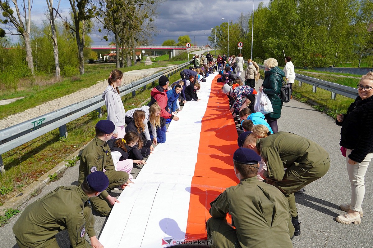 Najdłuższa flaga Polski jaka powstała w Ostrołęce [26.04.2023] - zdjęcie #14 - eOstroleka.pl