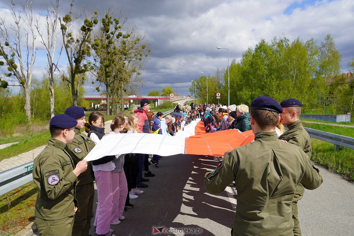 Najdłuższa flaga Polski jaka powstała w Ostrołęce [26.04.2023] - zdjęcie #13 - eOstroleka.pl