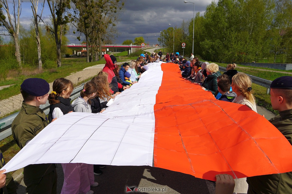 Najdłuższa flaga Polski jaka powstała w Ostrołęce [26.04.2023] - zdjęcie #29 - eOstroleka.pl