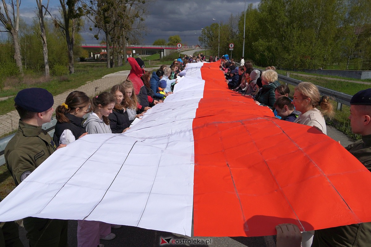 Najdłuższa flaga Polski jaka powstała w Ostrołęce [26.04.2023] - zdjęcie #30 - eOstroleka.pl