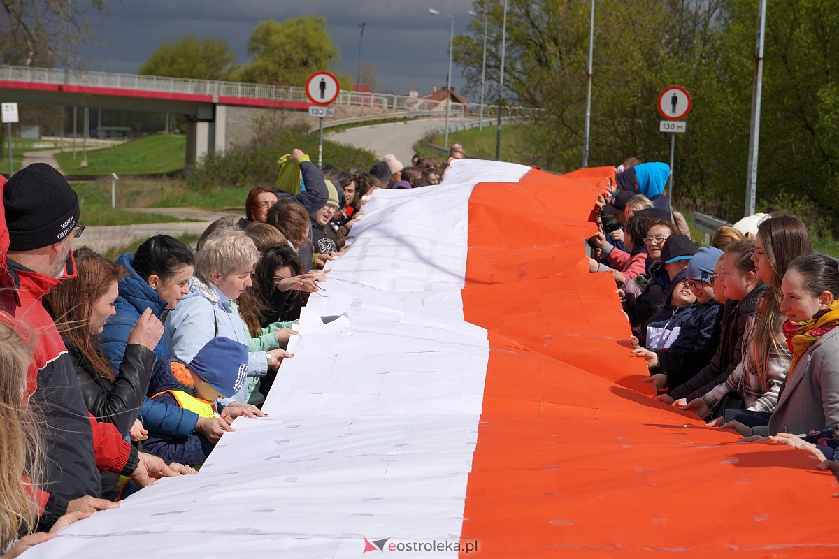 Najdłuższa flaga Polski jaka powstała w Ostrołęce [26.04.2023] - zdjęcie #9 - eOstroleka.pl