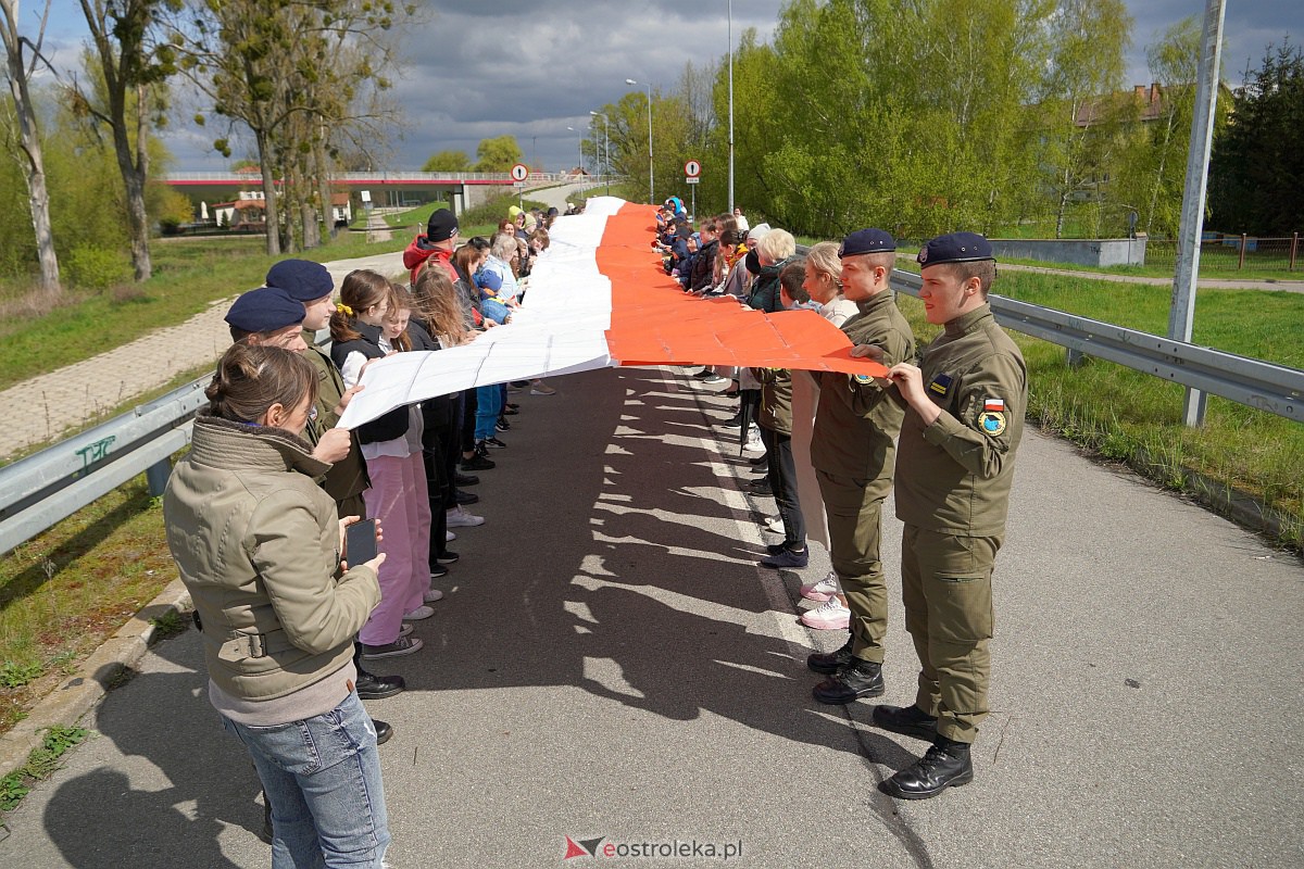 Najdłuższa flaga Polski jaka powstała w Ostrołęce [26.04.2023] - zdjęcie #7 - eOstroleka.pl