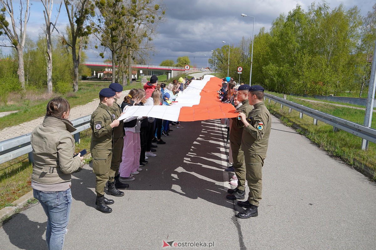 Najdłuższa flaga Polski jaka powstała w Ostrołęce [26.04.2023] - zdjęcie #6 - eOstroleka.pl