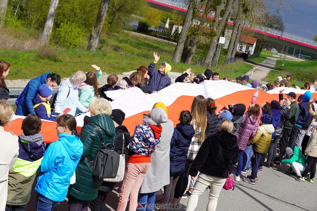 Najdłuższa flaga Polski jaka powstała w Ostrołęce [26.04.2023] - zdjęcie #3 - eOstroleka.pl